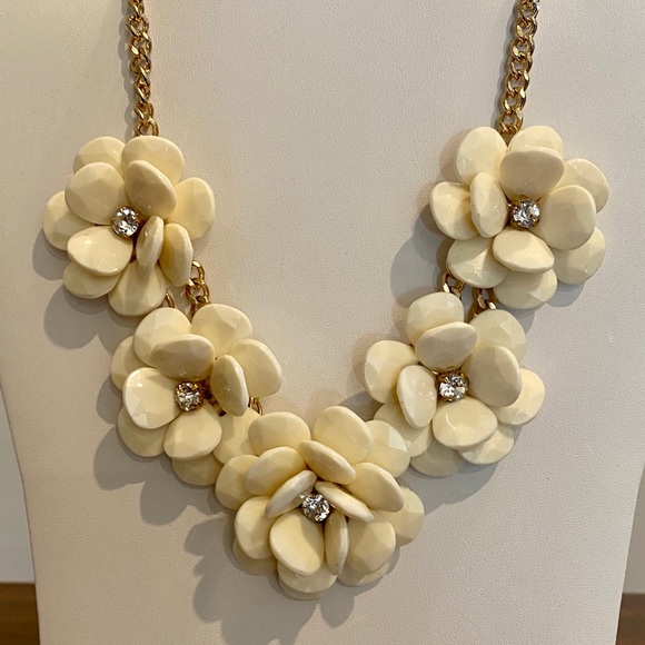 Beautiful Flower Statement Necklace! - Picture 5 of 7